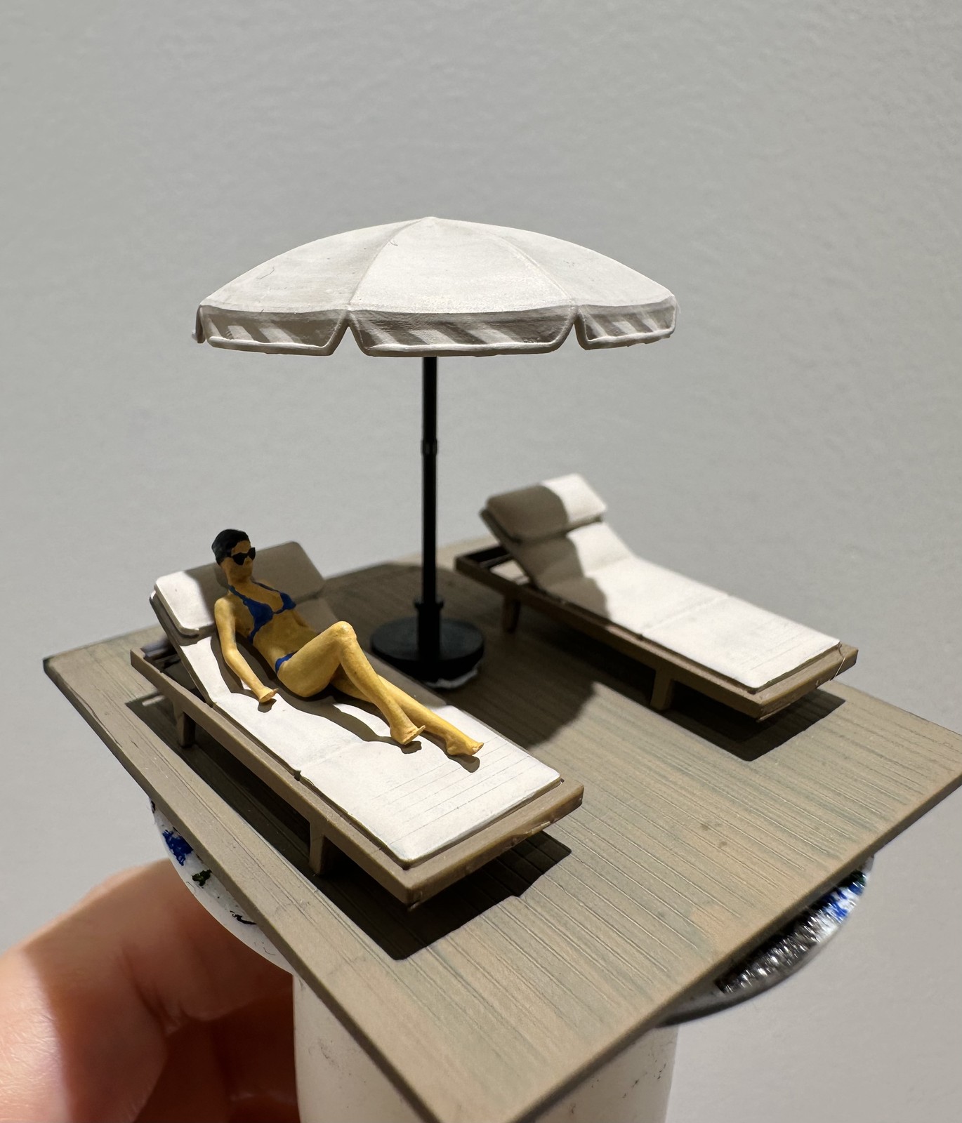 Tech Table Accessories - Диорама 1/64: Микросцена солнечного купания, модель